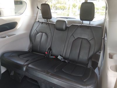 2023 Chrysler Pacifica — photo 18 view