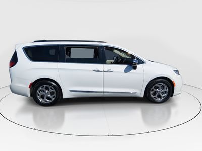 2023 Chrysler Pacifica — photo 8 view