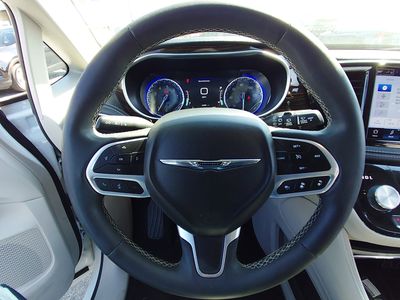 2023 Chrysler Pacifica — photo 12 view