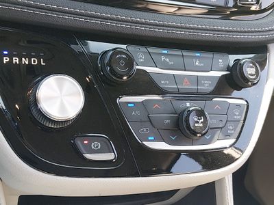 2023 Chrysler Pacifica — photo 21 view
