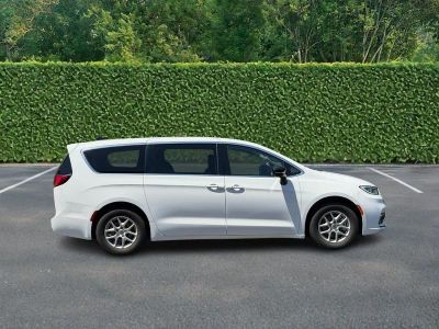 2024 Chrysler Pacifica — side profile view