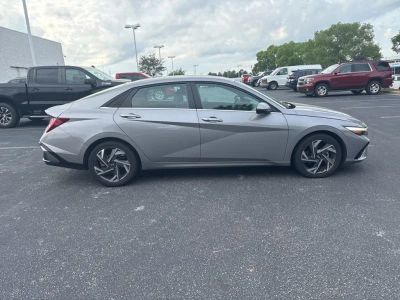 2025 Hyundai Elantra - Photo 2