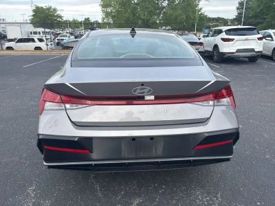 2025 Hyundai Elantra - Photo 4