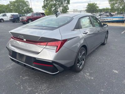 2025 Hyundai Elantra - Photo 3
