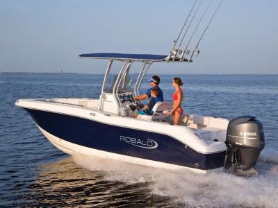 2019 Robalo R200 — front three-quarter view