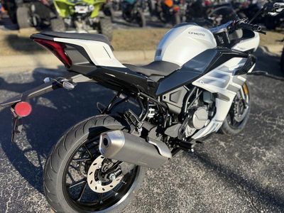 2026 CFMOTO 300SS - Photo 4