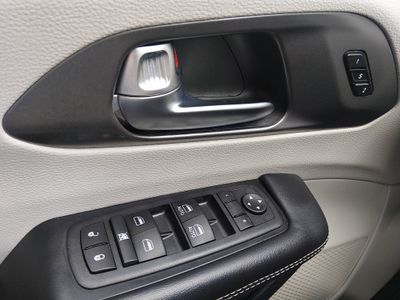2023 Chrysler Pacifica — photo 19 view