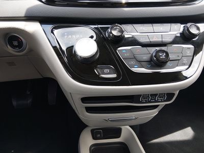 2023 Chrysler Pacifica — photo 13 view