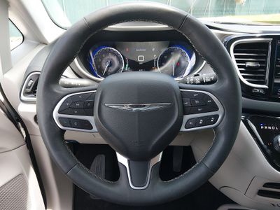 2023 Chrysler Pacifica — photo 12 view