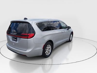 2023 Chrysler Pacifica — photo 7 view