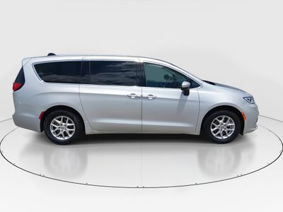 2023 Chrysler Pacifica — photo 8 view