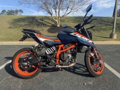 2024 KTM 390 Duke — front three-quarter view