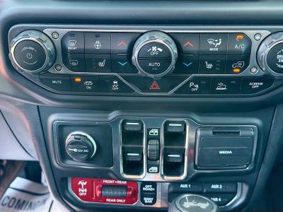2023 Jeep Wrangler — photo 32 view