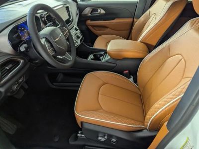 2026 Chrysler Pacifica — photo 10 view