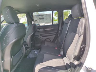 2025 Jeep Grand Cherokee — photo 14 view