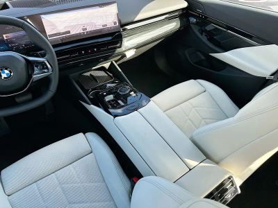 2026 BMW 5 Series — photo 18 view
