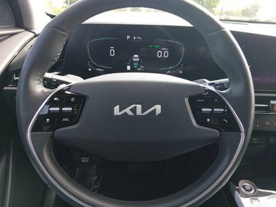 2023 Kia Niro Plug-In Hybrid — photo 12 view