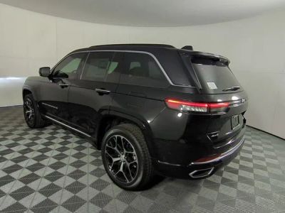 2025 Jeep Grand Cherokee — detail view