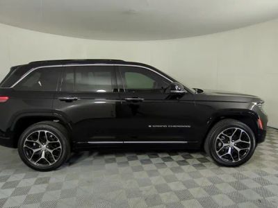 2025 Jeep Grand Cherokee — side profile view