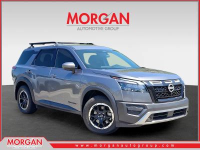2024 Nissan Pathfinder Rock Creek in Gray — front three-quarter view