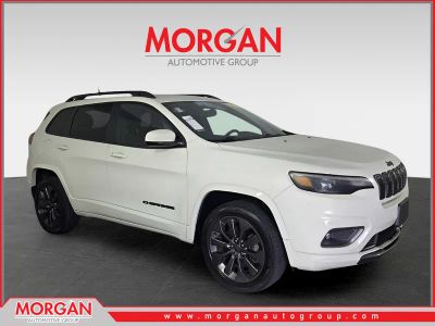 2019 Jeep Cherokee Limited in White — front three-quarter view