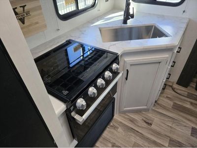 2023 Venture RV SportTrek - Photo 6