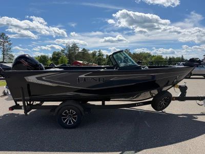 2027 Lund 1875 FISHERMAN — engine compartment view
