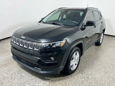 2022 Jeep Compass Latitude in Diamond Black Crystal Pearlcoat — front three-quarter view