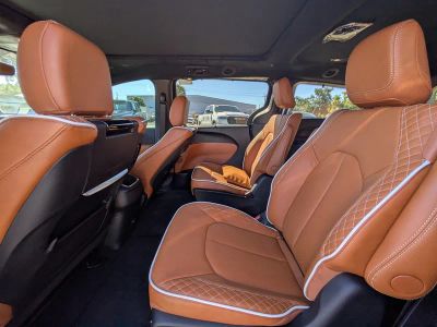 2026 Chrysler Pacifica — photo 12 view