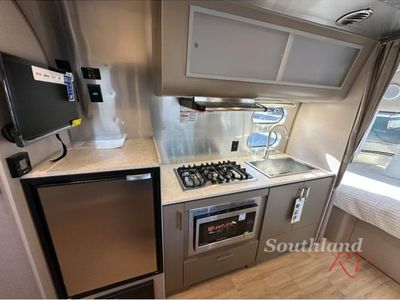 2025 Airstream Caravel - Photo 13