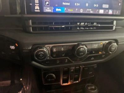 2025 Jeep Wrangler — photo 37 view