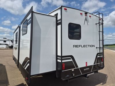 2026 Grand Reflection 100 Series — engine compartment view