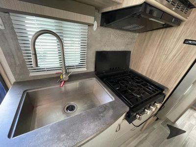 2022 Winnebago Micro Minnie — photo 15 view