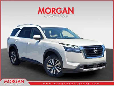 2024 Nissan Pathfinder SL in White — front three-quarter view