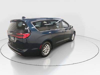 2023 Chrysler Pacifica — photo 7 view