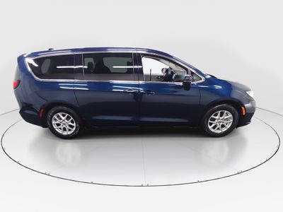2023 Chrysler Pacifica — photo 8 view
