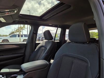 2026 Jeep Grand Cherokee — photo 12 view