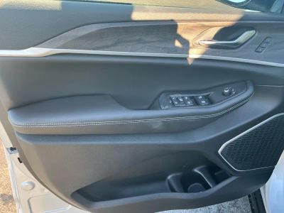 2026 Jeep Grand Cherokee — photo 16 view