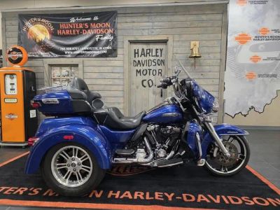 2017 Harley-Davidson® FLHTCUTG - Tri Glide® Ultra — front three-quarter view