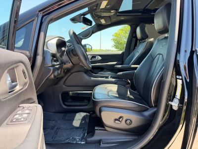 2024 Chrysler Pacifica - Photo 2