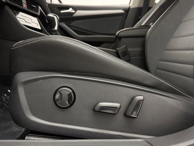 2025 Volkswagen Jetta - Photo 12