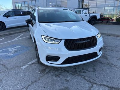 2026 Chrysler Pacifica — photo 8 view