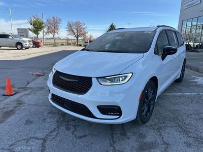 2026 Chrysler Pacifica — photo 7 view