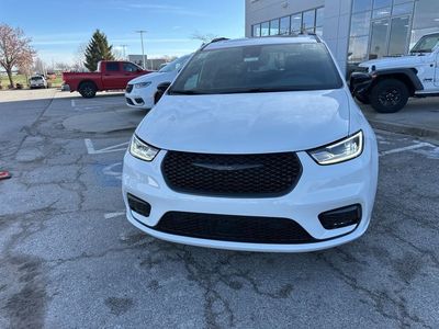 2026 Chrysler Pacifica — photo 10 view