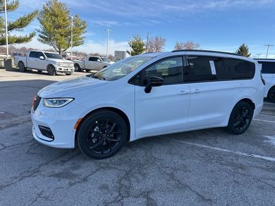 2026 Chrysler Pacifica — photo 11 view