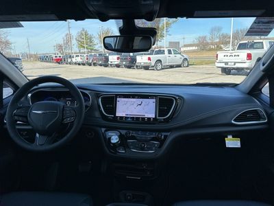 2026 Chrysler Pacifica — photo 13 view