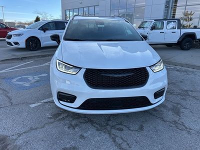 2026 Chrysler Pacifica — photo 9 view