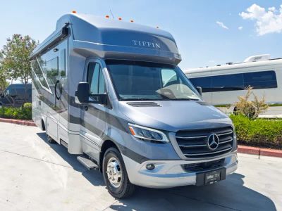 2027 Tiffin WAYFARER — front three-quarter view