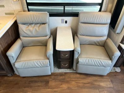 2021 Newmar KOUNTRY STAR — engine compartment view