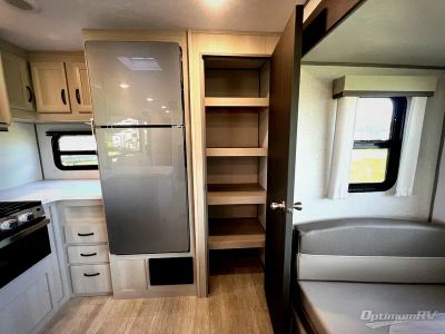 2027 Coachmen Catalina Legacy Edition — photo 14 view